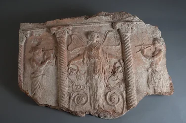 Plato con figuras tocando instrumentos musicales (fragmento)